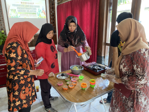 Edukasi Limbah Rumah Tangga Lewat Prakarya, Eco Bhinneka Dorong Keadilan Gender di Surakarta