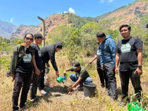 Eco Bhinneka Muhammadiyah Memberikan Dampak Nyata dengan Mengadakan Pelatihan Ecobrick di Desa Manimbahoi